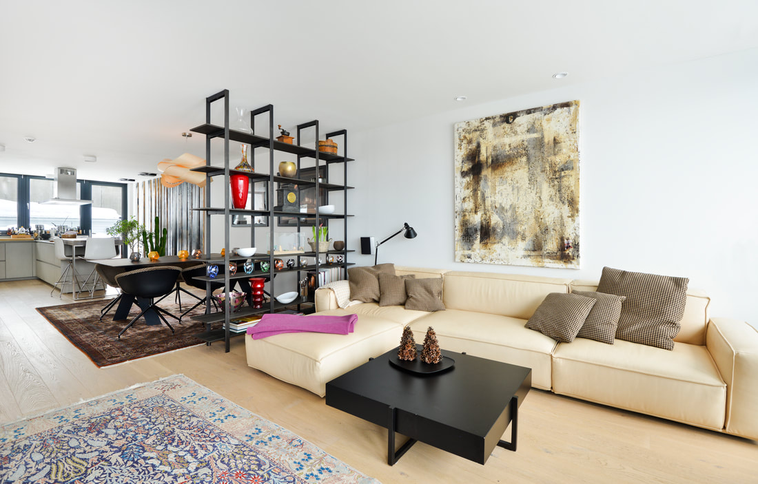 Stor kremhvit sofa i stue med åpen løsning i Bleikerhaugen