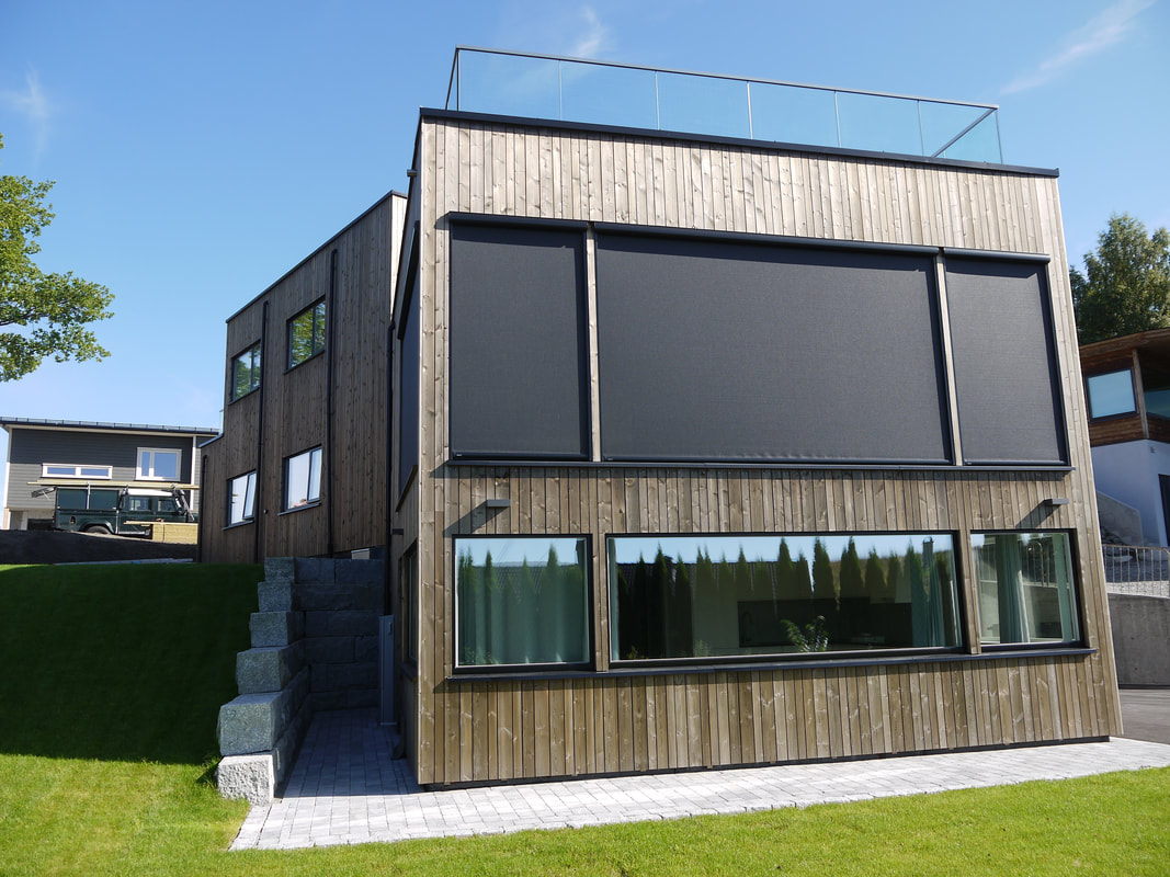 Moderne arkitektur i Asker med store vinduer og utvendig solskjerming