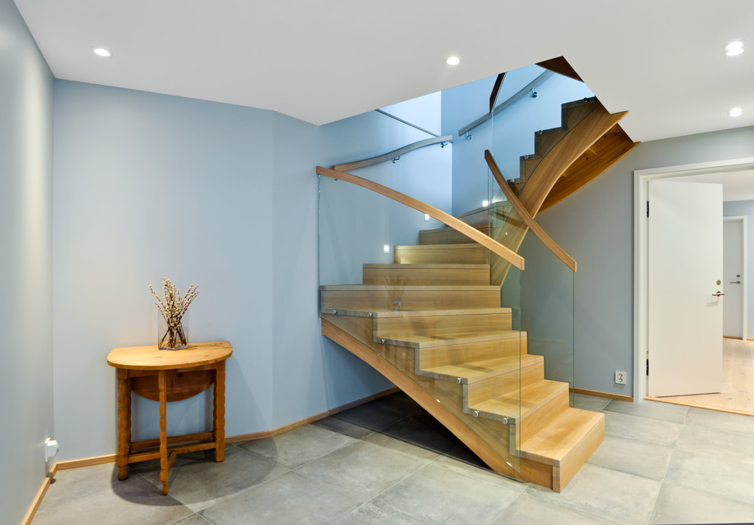 Stilren innvendig trapp i tre med glassrekkverk i Bleikerhaugen 18