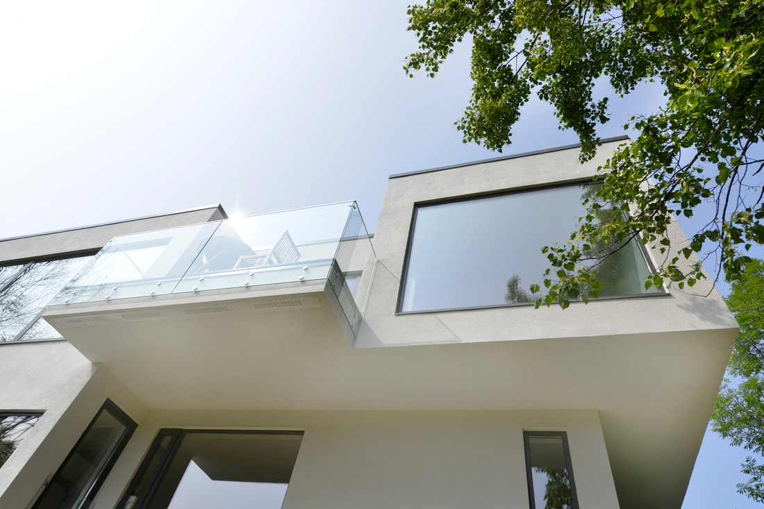 Moderne arkitektur i Oslo med overbygget etasje med terrasse i glass