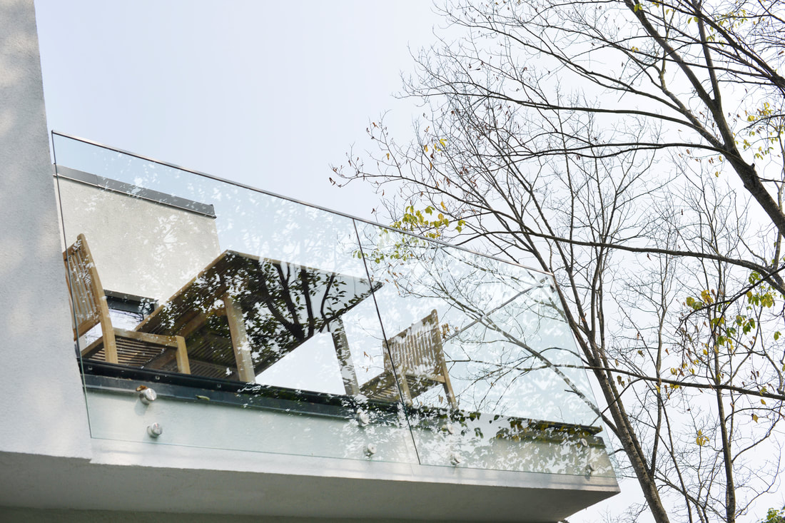 Minimalistisk innglasset veranda på arkitekttegnet bolig i Oslo