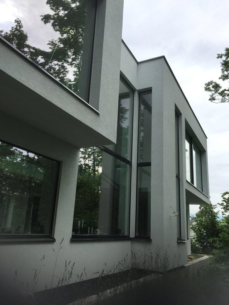 Arkitekttegnet funkisbolig med store vindusflater i Bærum 
