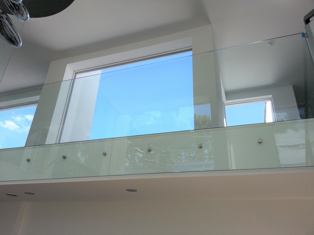 Moderne glass rekkverk innvendig i arkitekttegnet bolig i Bærum