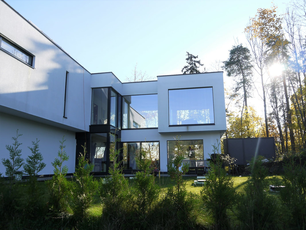 Moderne arkitektur med store vinduer og overbygg i Bærum
