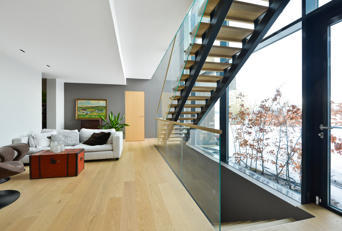 Trappeoppgang i tre, glass og stål i moderne stil i Asker