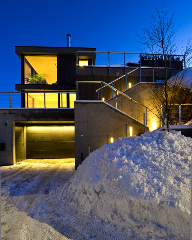 Utvendig kveldsbelysning på garasje i moderne arkitektur i Asker