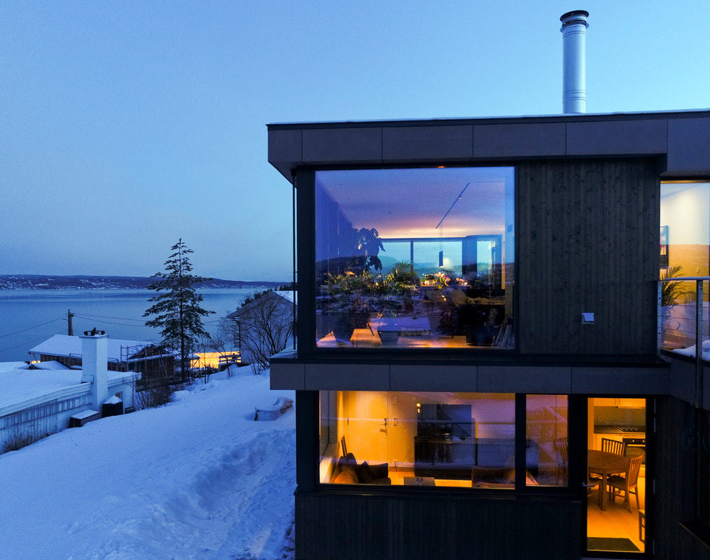 Vinterkveldsbelysning med gjennomsyn i arkitekttegnet enebolig i Asker