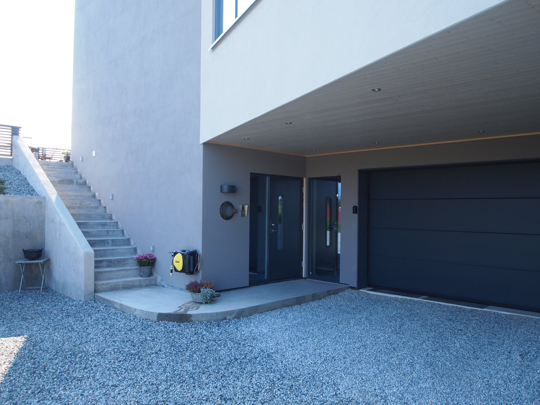 Inngnag med garasje til enebolig i minimalistisk stil i Asker